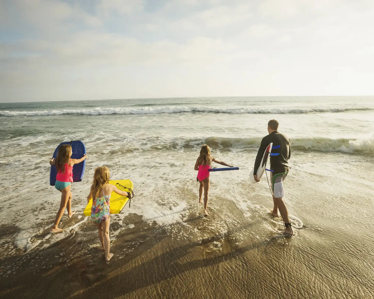 Kinderen spelen aan het strand